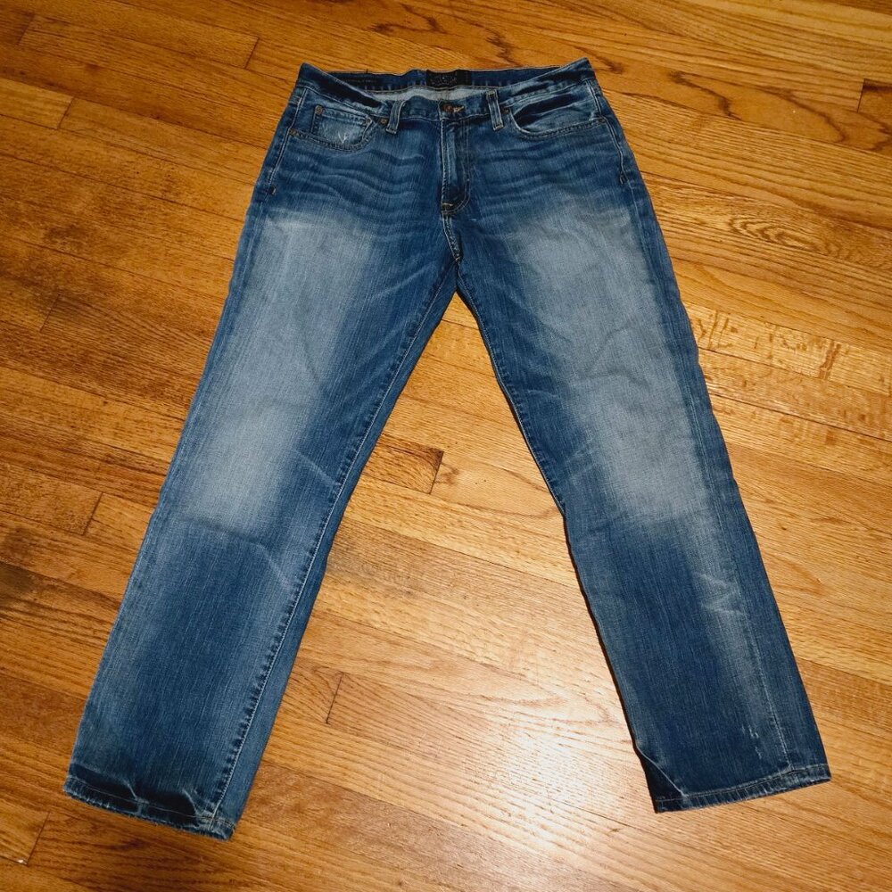 Lucky Brand 221 Original Straight Jeans in 33x30. Medium Wash. Low-Rise